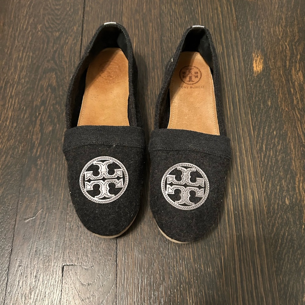 Chic Tory Burch Loafers with Embroidered Logo